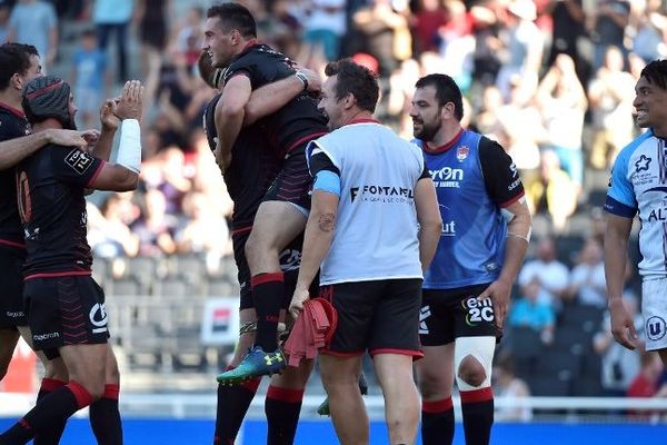 Baptiste Couilloud célèbre son essai avec son équipe durant le match entre le Lou et le MHR, samedi 15 septembre 2018, au Stade de Gerland à Lyon. 