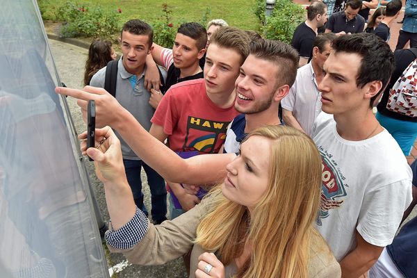 Les résultats définitifs du bac 2016 montrent des chiffres en très légère baisse dans l'académie de Lille.