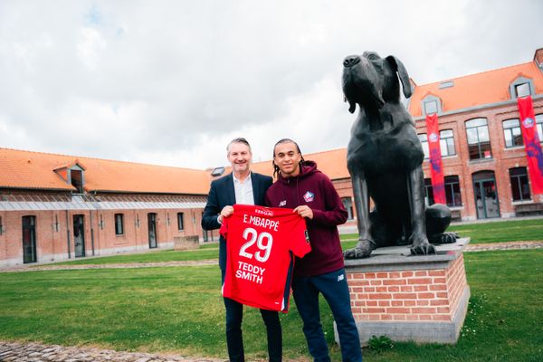 Olivier Létang, président du LOSC, et Ethan Mbappé, qui signe un contrat de 3 ans avec le LOSC.