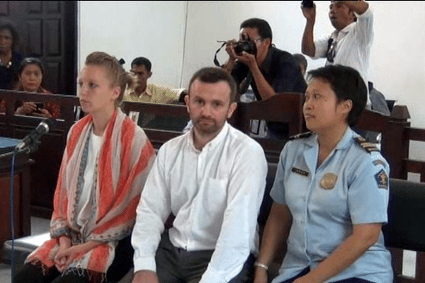 Thomas Dandois, 40 ans, et Valentine Bourrat, 29 ans, sont jugés pour "usage abusif de visa d'entrée" en Indonésie par le tribunal de district de Jayapura