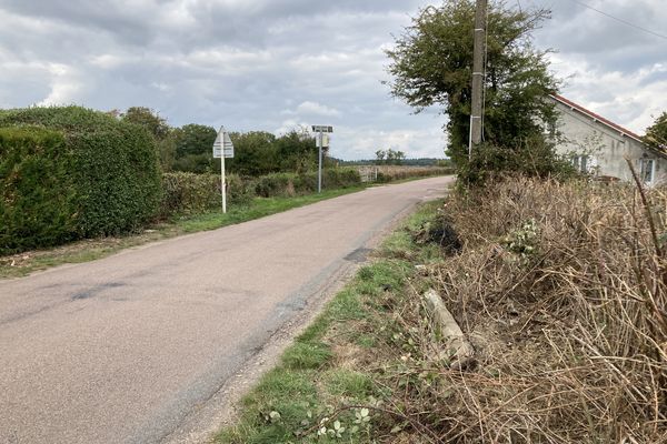 Après avoir pris la suite, le fuyard a été interpellé à Auxy, près d'Autun, où il est rentré dans un poteau.