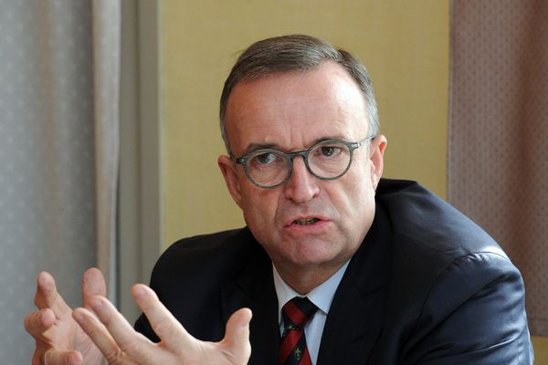 Etienne Blanc apparaît comme l'homme fort de la nouvelle région Auvergne-Rhône-Alpes avec Brice Hortefeux aux côtés du nouveau président Laurent Wauquiez     