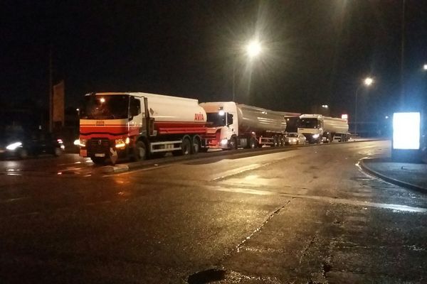 L'accès au dépôt pétrolier de Longvic est bloqué par des manifestants ce mercredi matin.