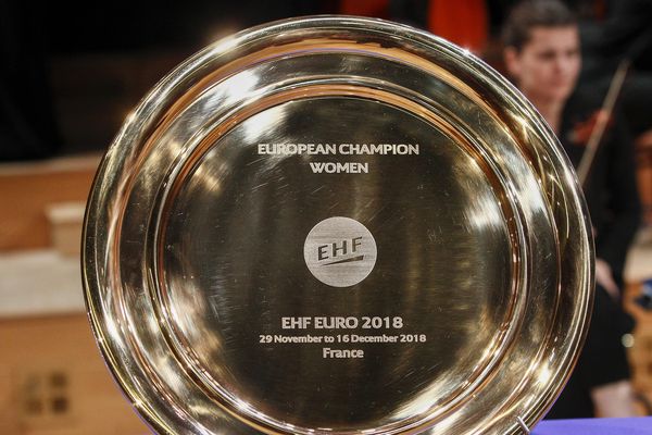 Le trophée de l'Euro de handball féminin a été dévoilé lors de la cérémonie