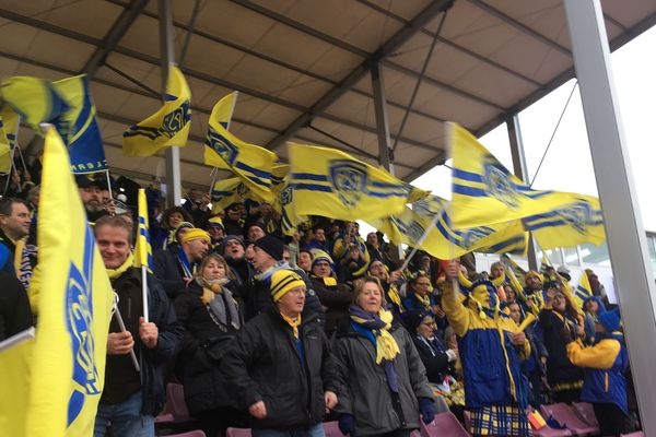 Les supporters ont fait le déplacement pour soutenir leurs joueurs malgré le froid de Timisoara, le 8 décembre. 