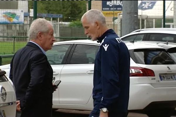 Le président et l'entraîneur de l'AJA en discussion ce 30 août au stade à Auxerre (89).