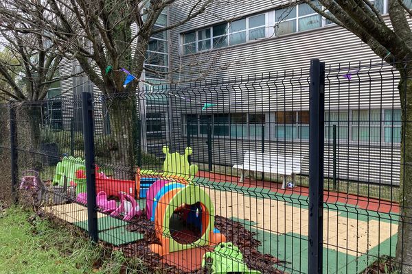 Un homme armé d'un couteau s'est introduit mardi dans cette crèche de Champigny-sur-Marne qui accueille un peu moins d'une dizaine d'enfants, la plupart de confession juive.