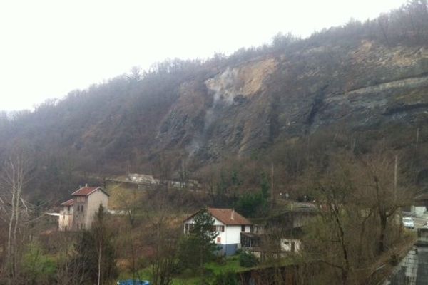 Au loin, les tirs de mine, en haut de la falaise