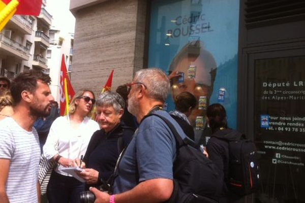 Michaël Albin, représentant CGT-cheminots, en train de répondre à la presse devant la permanence de Cédric Roussel (LREM).