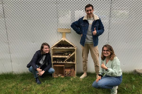 Célia, Valentin et Manon, trois des cinq ambassadeurs GoodPlanet de la résidence étudiante Kley de Rennes, devant un hôtel à insectes