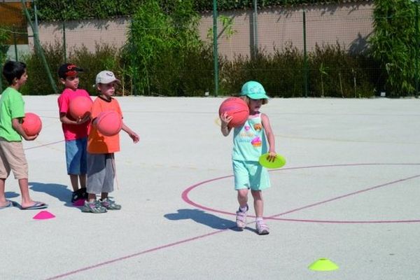 Les activités périscolaires ont lieu le plus souvent à l'extérieur des écoles.