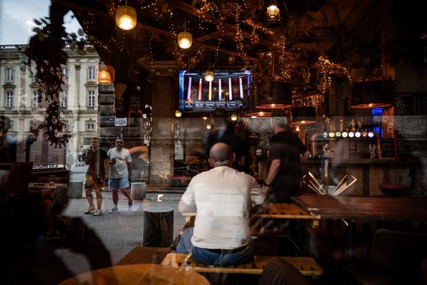 Un homme regarde les résultats des élections depuis un bar à Lyon le 30 juin 2024.