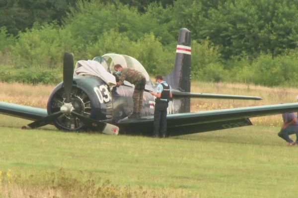 Un avion de chasse américain de collection s'est posé sans train d'atterrissage à l'aérodrome de Haguenau