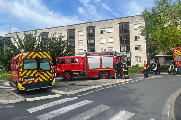 Camions de pompiers devant l'immeuble où s'est produit l'incendie.