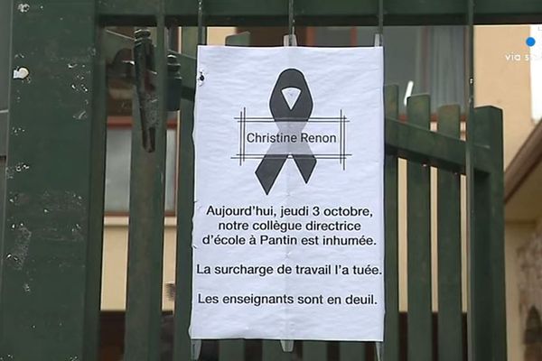 Une affichette en hommage à Christine Renon a été affichée à l'école de Borgo.