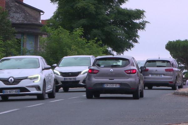 Des petites communes corréziennes engorgées par les chassés croisés des vacanciers sont vent debout. 