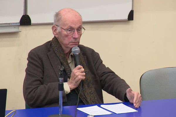 Boris Cyrulnik lors de sa conférence à la faculté de droit de Narbonne le mardi 23 avril 2024.