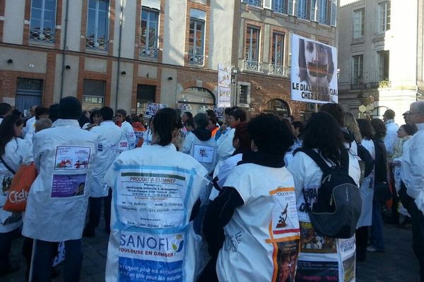 Les salariés de Sanofi ce matin devant la préfecture