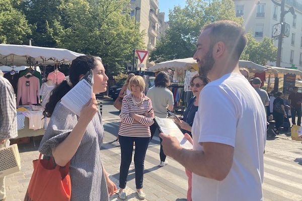 Des militants du MoDem tractent sur le marché Edgard Quinet dans le 14e arrondissement.