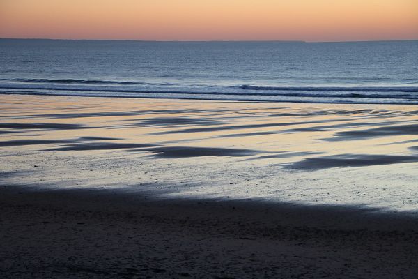 Dans la Manche, ciel du soir à Surtainville.