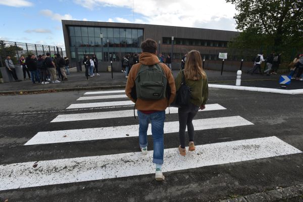 Elèves se rendant à leur lycée (image d'illustration)