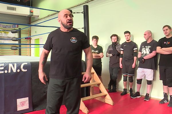 Le champion du monde de Lucha Libre (catch mexicain) était en visite à l'École Normande de Catch pour transmettre sa passion.