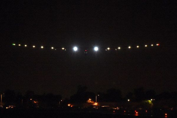 L'avion solaire s'est posé de nuit, grâce à ses batteries.