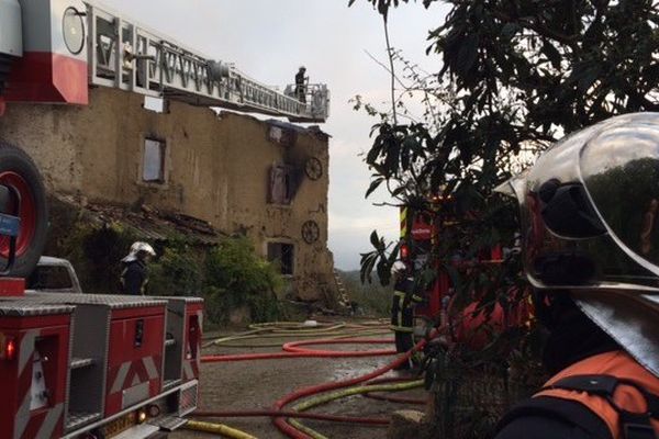 La maison a été détruite par le feu