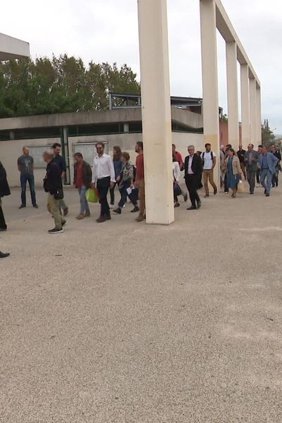 Un exemple de ce qu'il ne faut pas faire pour éviter les îlots de chaleur : tout bétonner autour du collège de Cuers.