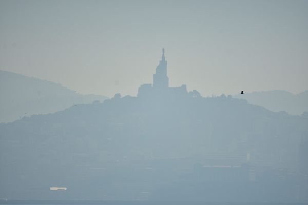 Pollution aux particules fines à Marseille, le 15 janvier 2022. On aperçoit Notre-Dame de la Garde.