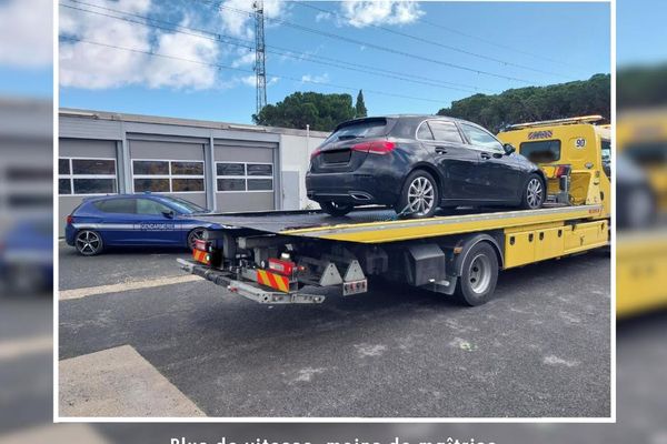 Flashée à 202 km/h, la Mercedes a fini sur la remorque du camion de la fourrière.