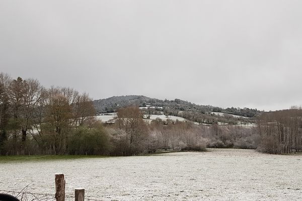 De 1 à 4 centimètres de neige sont tombés, en Auvergne, le week-end du 4 et 5 mai 2019. 