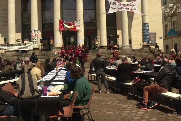 Plusieurs tables avaient été dressées devant le théâtre Graslin pour ce "banquet de la colère".