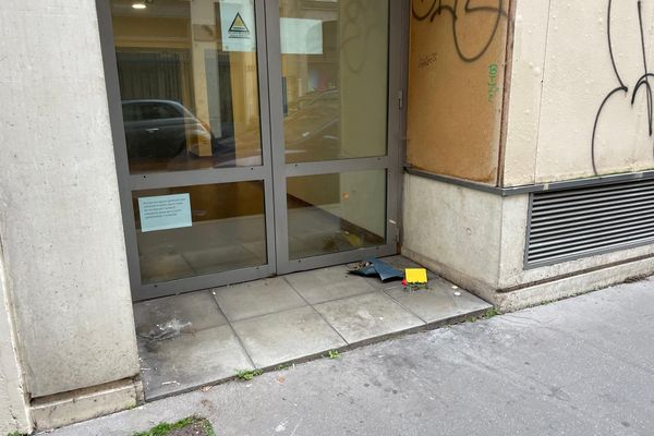 Le meurtre d'Emilio, SDF originaire de Moldavie, a ému dans le quartier d'Ainay, à Lyon. Des habitants ont déposé un mot et des fleurs à l'endroit où il a été tué dans la nuit du 10 au 11 novembre.