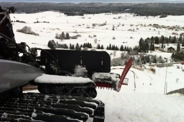 La dameuse de Chaux-Neuve à l'action pour préparer le tremplin 