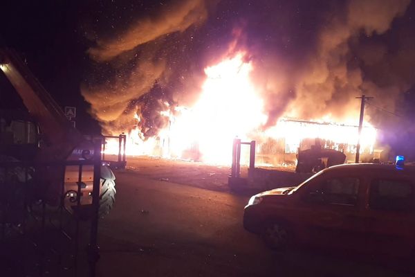 Le bâtiment a été la proie des flammes, dans un violent brasier