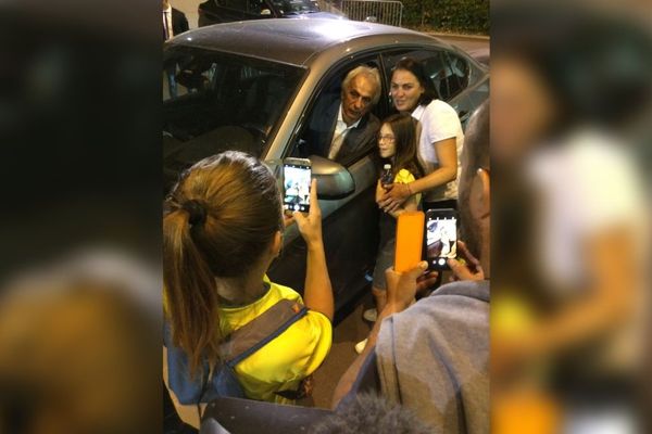 Vahid Halilhodzic a pris du temps avec les supporters après le match pour quelques photos et autographes.