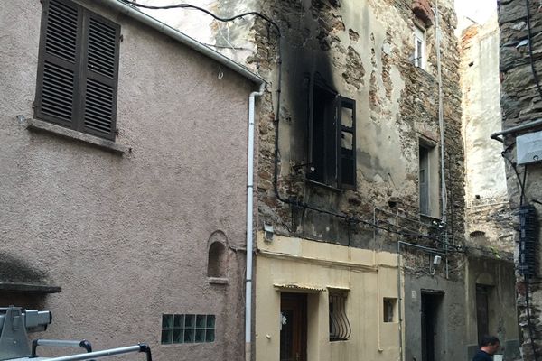 Un incendie s'est déclaré vers 19h40, jeudi 11 août, en plein coeur du centre historique de Bastia.