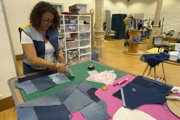 Les vêtements de la jeune créatrice d'une trentaine d'années sont à retrouver dans sa boutique éphémère au centre de Poitiers.