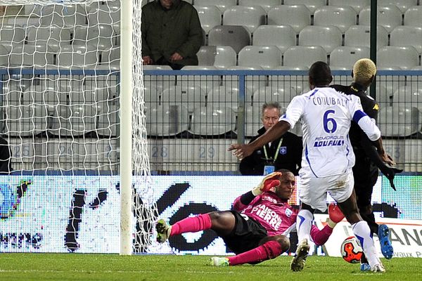 Les deux buteurs de la renonctre (de dos) Coulibaly pour l'AJ Auxerre et Yattara pour Angers SCO