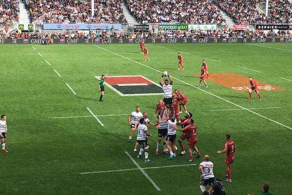 Le capitaine briviste Saïd Hirèche capte cette touche en altitude, pour le plus grand bonheur des 9489 spectateurs du Stadium.