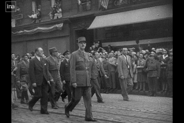 Le général de Gaulle remontant la rue de la République le 14 septembre 44