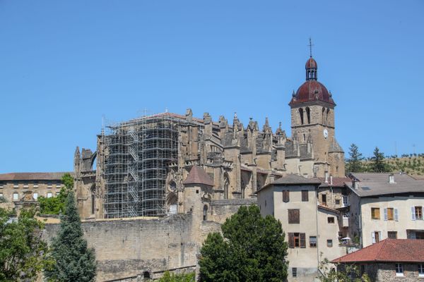 La restauration de la façade principale de l'église abbatiale de Saint-Antoine-l'Abbaye est l'un des plus grands chantiers du genre.