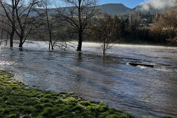 Le tarn en crue à Millau dans le sud-Aveyron, ce jeudi 2 mai 2024.