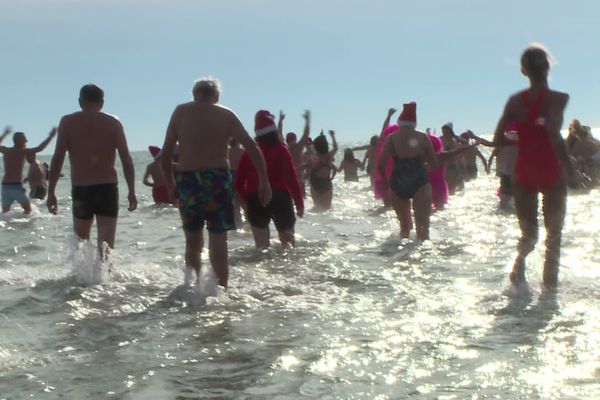 Une centaine de baigneurs sont entrés dans une eau à 10°C, ce dimanche 11 décembre 2022.