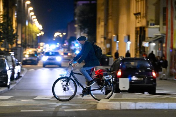 Après le passage à l'heure d'hiver, les cyclistes et les piétons sont plus vulnérables à la nuit tombée s'ils ne sont pas assez équipés.