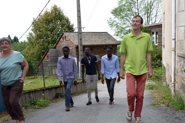 Noordeen avec deux camarades à Faux-la-Montagne avec Catherine Moulin, maire et Marc Bourgeois (juin 2018).