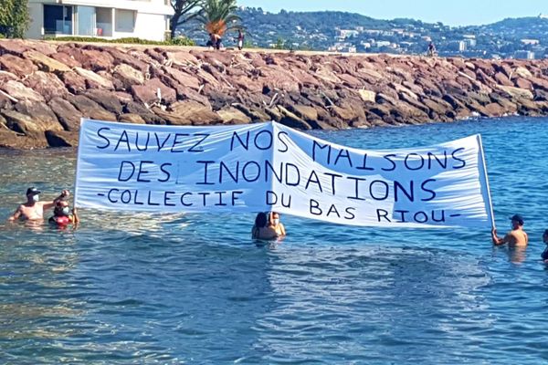 Des habitants de Mandelieu-la-Napoule manifestent dans l'embouchure du Riou de l'Argentière