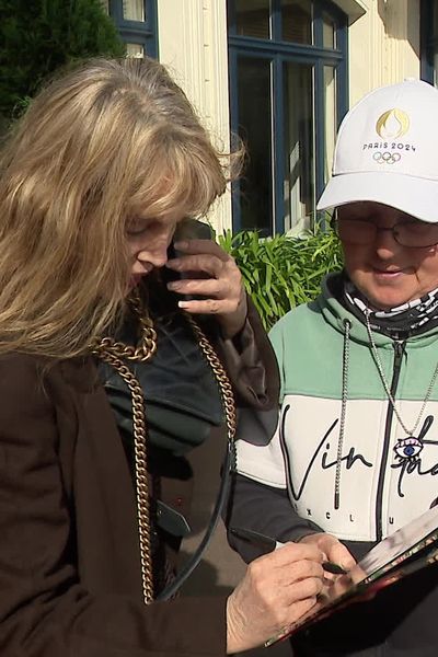 Arielle Dombasle signe au autographe au Festival de Dinard