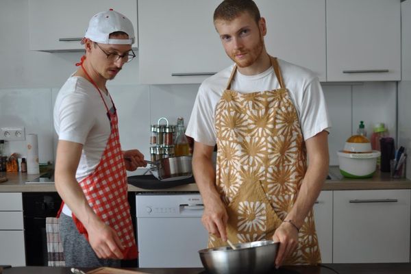 Jérémy et Maxime dans leur cuisine en train d'élaborer leur muesli croustillant